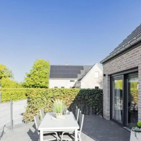 Modern House In With Terrace Vakantiehuis