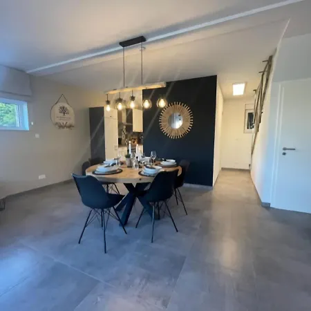 Modern House In With Terrace Сasa de vacaciones